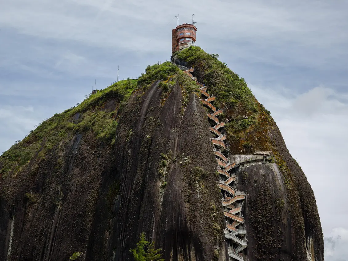 Piedra del Peñol - Tour Medellín y Guatapé