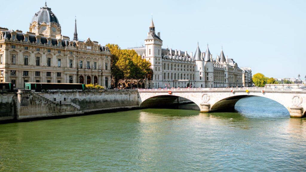Paseo en Crucero por el Río Sena – Descubre París desde el agua